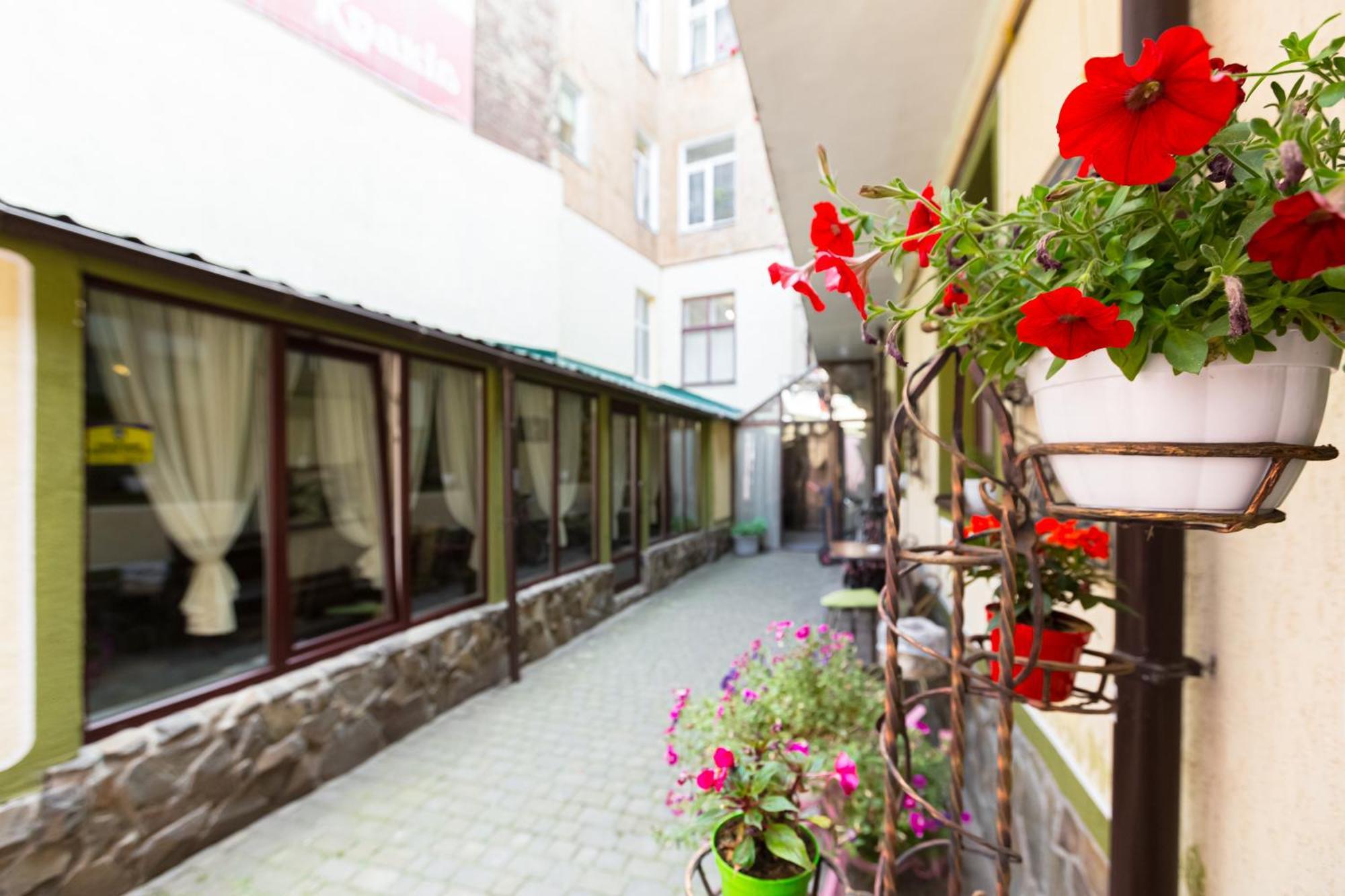 Staryi Krakiv Hotel Лвив Екстериор снимка