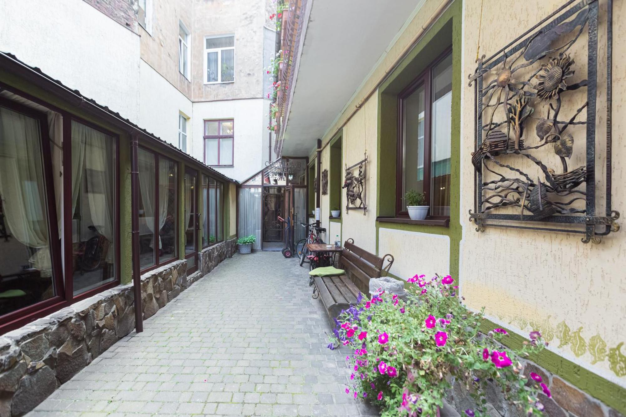 Staryi Krakiv Hotel Лвив Екстериор снимка